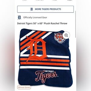 NWT Detroit Tigers Officially Licensed 50” x 60” plush raschel throw